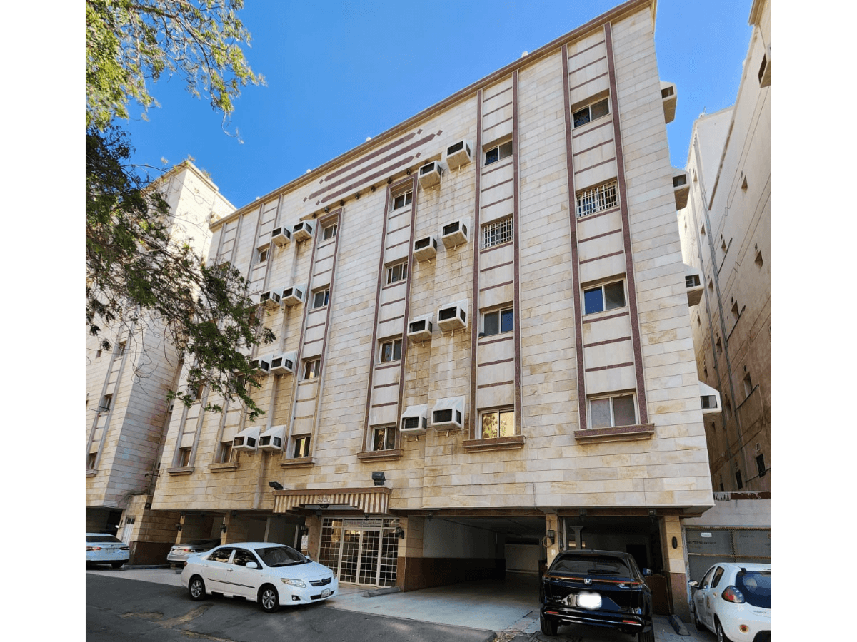 عمارة سكنية للبيع في حي البوادي